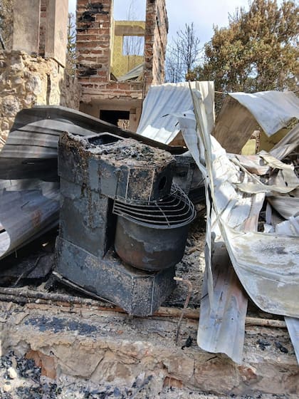 El 3 de febrero, Manuel y Valeria juntaron coraje para ir a ver los restos: “La casa como que disolvió la madera, no hay madera quemada no se ven rastros de brea, así de intenso fue”.