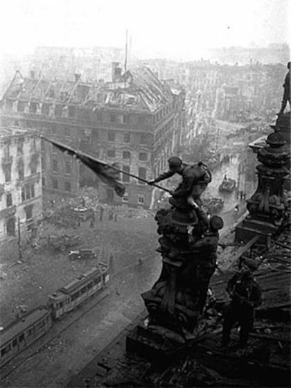 El 30 de abril de 1945, soldados rusos despliegan una bandera soviética en los techos del Reichtag en Berlín