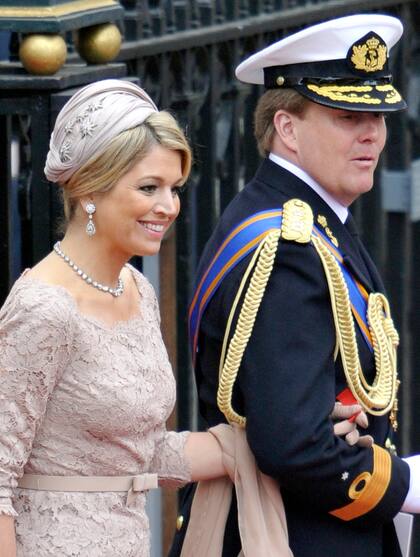 El 30 de abril de 2011, Máxima y Guillermo Alejandro (todavía no eran reyes de Holanda) entran sonrientes a la Abadía de Westminster para acompañar a William y Kate en lo que fue una boda de Estado.