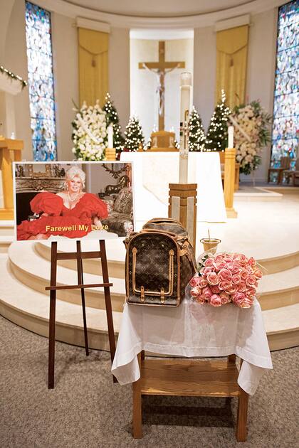 El 30 de diciembre de 2016 –había muerto el 18 de ese mes– Zsa Zsa tuvo su merecido homenaje en la Iglesia del Buen Pastor de Beverly Hills: Von Anhalt llegó a la ceremonia llevando sus cenizas en una urna de oro, que viajaba dentro de un bolso canino Louis Vuitton, y las depositó en el altar junto a un ramo de rosas.