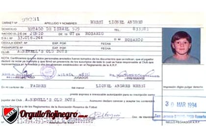 El 30 de marzo de 1994 se aprobó la ficha de Messi en la Asociación Rosarina de Fútbol..., diez días después, el 9 de abril convirtió los primeros cuatro goles que están registrados. Desde entonces y hasta hoy, ya marcó 1114...