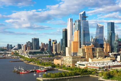 El 30 Hudson Yards se integra al paisaje urbano del West Side de Manhattan junto a otros rascacielos