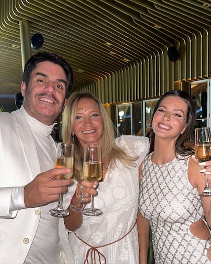 El 31 a la noche, Eugenia cenó con su amigo, el estilista Juan Manuel Cativa, y su madre, Marcela Riveiro (Foto: Instagram @sangrejaponesa)