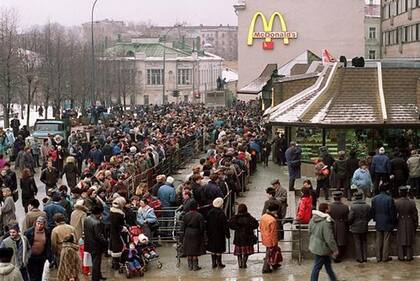 El 31 de enero de 1990, miles de personas hacen cola en el centro de Moscú desafiando un frío glacial para comer en el primer restaurante extranjero de la Unión Soviética: