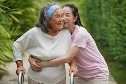 El 36% de la "generación sándwich" en Estados Unidos enfrenta dificultades económicas