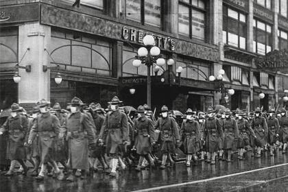 El 39no regimiento del ejército de EE.UU. en Seattle, camino a Francia, lleva máscaras para prevenir la gripe (diciembre de 1918)
