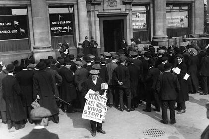 El 4 de abril de 1912, afuera de las oficinas de White Star Line en Londres, cuando se dio la noticia del hundimiento