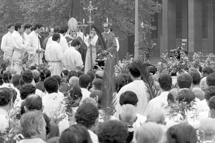 El 4 de abril, domingo de Ramos, en Plaza de Mayo, el cardenal Juan Carlos Aramburu consideró justa la recuperación de las Malvinas, y pidió por la paz