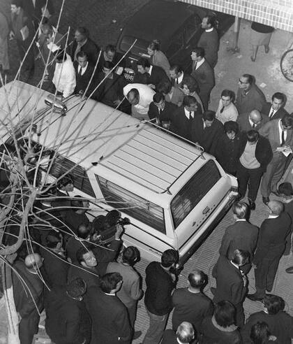 El 4 de junio de 1968, el cuerpo de Antonio Serrano es trasladado en ambulancia