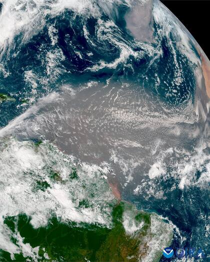 El 4 de junio se observó una densa columna de polvo viajar a través del Atlántico hasta el Estado del Sol