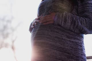 La mitad de los argentinos cree que las mujeres tienen hijos para cobrar la AUH