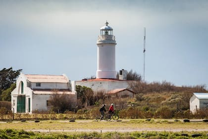 El faro Río Negro, muy cerca del balneario El Cóndor.