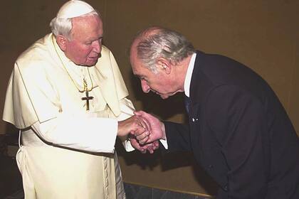 El 5 de abril del 2001 De la Rúa visitó al Papa Juan Pablo II en el Vaticano