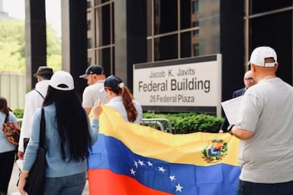 El 59% de los encuestados rechaza la suspensión del TPS. Para los venezolanos, este tiene como vencimiento el 10 de septiembre de 2025