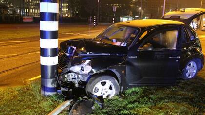 El taxi que lo trasladaba impactó de frente contra un poste de luz y el Kun terminó internado