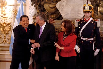El 6 de agosto de 2007 Néstor Kirchner, acompañado por Cristina Kirchner, abraza al presidente de Venezuela Hugo Chavez en el Salón Blanco de la Casa de Gobierno de Buenos Aires