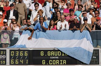 El 6 de junio de 2004, la Argentina estuvo pendiente de la final; en el Philippe-Chatrier, hubo muchos personajes conocidos, como el peluquero Roberto Giordano 
