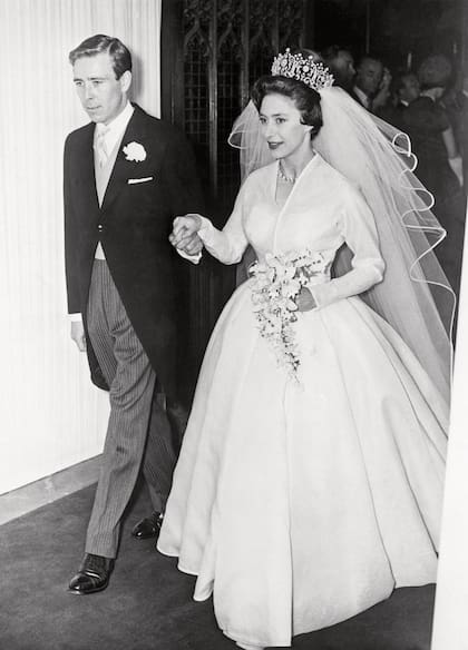 El 6 de mayo de 1960,
los recién casados abandonan
la abadía de Westminster
después de su boda. Anthony
Armstrong-Jones (Tony para
la familia real) se convirtió así
en Lord Snowdon y en el primer
plebeyo en casarse con la hija
de un rey en los últimos
400 años.