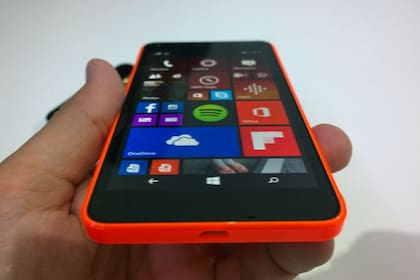 El 640 tiene una pantalla de 5 pulgadas HD y un chip de cuatro núcleos; la carcasa, removible, estará disponible en blanco, negro, naranja y cian