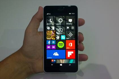 El 640 XL tiene una pantalla de 5,7 pulgadas, y una cámara frontal de 5 megapixeles para autofotos y videollamadas