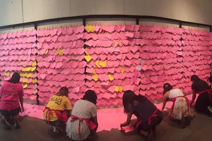 La artista convoca a "colgar" en papeles respuestas a disparadores como ¿te han maltratado por ser mujer? ¿te han acosado en la escuela o la universidad?