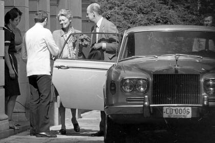 El 7 de abril, Anthony Williams, el embajador británico, y su esposa, se despiden de los empleados de la embajada antes de partir rumbo a Londres