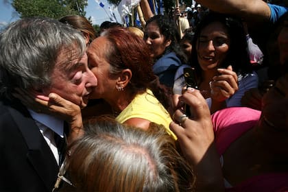 El 7 de abril de 2009, Néstor Kirchner recorrió el barrio La Esperanza de La Matanza junto a Cristina