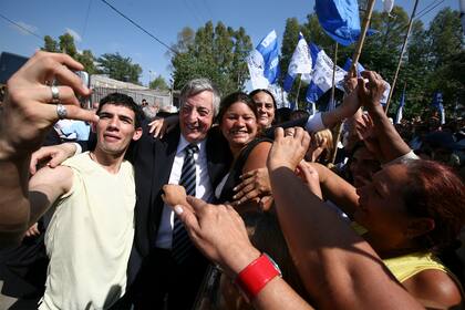 El 7 de abril de 2009, Néstor Kirchner recorrió el barrio La Esperanza de La Matanza junto a Cristina