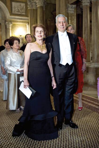 El 7 de diciembre de 2010, en Estocolmo,Suecia, Mario Vargas Llosa recibió el premio Nobel de Literatura acompañado por su mujer, Patricia Llosa.