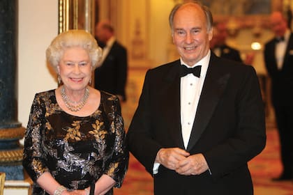 El 7 de julio de 2008, la reina Isabel II ofreció una cena en el Palacio de Buckingham con motivo del Jubileo de Oro del príncipe Aga Khan IV.
