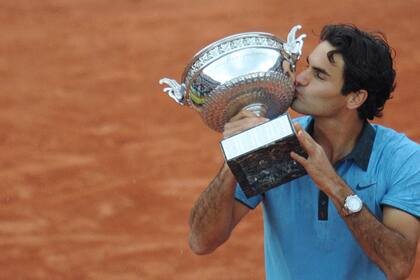 El 7 de junio de 2009, Roger Federer besa el trofeo después de ganar contra el jugador sueco Robin Soderling durante el último partido de tenis masculino del Abierto de Francia en el estadio Roland Garros, en París 