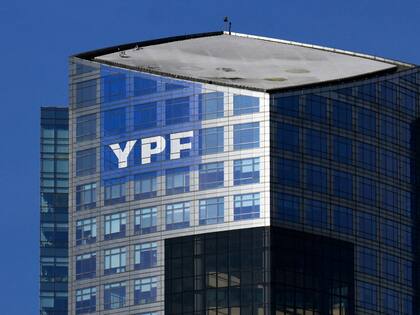 El 7 de mayo de 2012 entró en vigor en la Argentina la ley de interés público que dejó el 51% de las acciones de YPF en poder de Repsol “sujetas a expropiación”(Photo by LUIS ROBAYO / AFP)