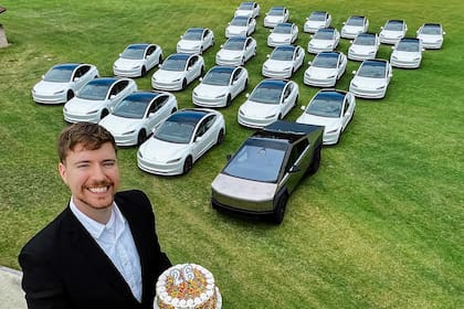 El 7 de mayo último, Mr Beast celebró sus 26 años regalando 26 autos Tesla entre sus seguidores