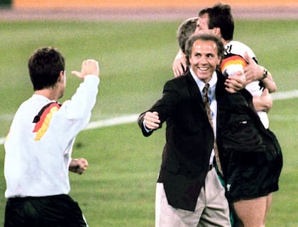 El 8 de julio de 1990, como director técnico y en el estadio Olímpico de Roma, Franz Beckenbauer lograba la segunda copa del mundo con Alemania; comparte ese privilegio de ser ganador de un Mundial como futbolista y seleccionador con Mario Lobo Zagallo y Didier Deschamps