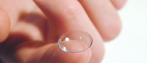 La Anmat prohibió el uso de dos modelos de lentes de contacto y una solución multipropósito