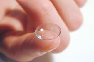 Crean lentes de contacto que permiten ver la luz infrarroja