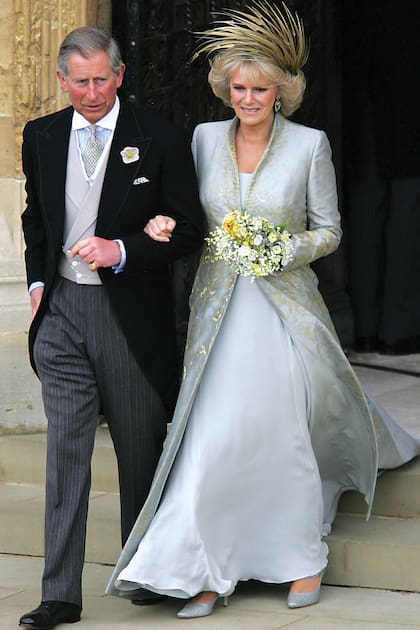 El 9 de abril de 2005, treinta y cinco años después de haberse conocido, Carlos y Camilla se casaron en una ceremonia civil en el Ayuntamiento de Windsor. Como los cónyuges estaban divorciados, ni la reina Isabel II ni el príncipe Felipe asistieron, aunque sí fueron a la ceremonia de oración en la capilla de Saint George. Para el civil, Camilla optó por un abrigo y vestido en color crema creado por Antonia Robinson y Anna Valentine, quienes también diseñaron el traje en tonos azul pálido, gris y dorado para el servicio de oración. El tocado, by Philip Treacy, parecía una corona.
