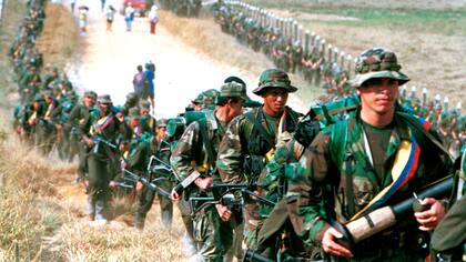 El 9 de enero de 1999 cientos de soldados de las FARC patrullan una ruta cerca de San Vicente de Caguan, en Colombia