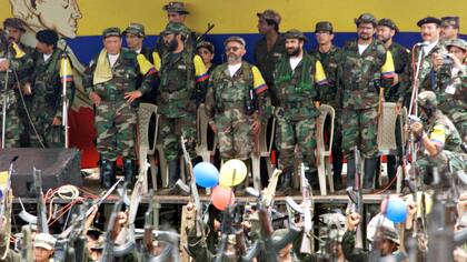 Alfonso Cano, Raúl Reyes y Timochenko, entre otros, en un acto de las FARC el 29 de abril de 2000