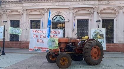El 9 de enero un grupo de referentes de la producción, incluyendo a los tres directores del INYM por la producción, instalaron un viejo tractor frente a la Casa de Gobierno, símbolo de la protesta que derivó en la creación del INYM en 2001