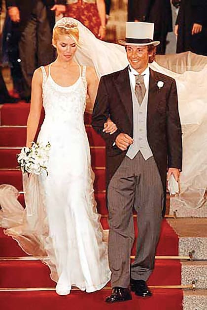 El 9 de mayo de 1998 en Buenos Aires. Valeria Mazza y Alejandro Gravier se retiran de la Basílica del Santísimo Sacramento, ubicada en el barrio porteño de Retiro, ya como "marido y mujer". Valeria impactó con un diseño de Giorgio Armani