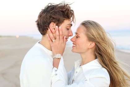 El 9 de octubre de 2024, el campeón olímpico le propuso matrimonio a su novia en The Hamptons
