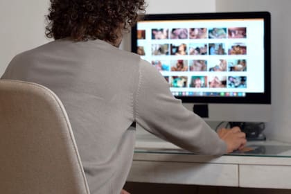 El 97% de los estudiantes hombres entrevistados por la UADE afirmaron consumir pornografía —entre ellos, un 21% dijo consumir una vez por día y un 6%, dos o más veces por día—