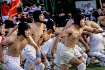 El botaoshi, un deporte que es furor en Japón.