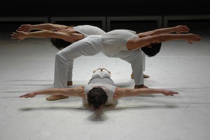 Blanco, luz, Handel: en el cuarto de siglo que lleva en el camino, "El Mesías" se bailó en doce compañías de diferentes ciudades del mundo, de Amberes y Niza a Santiago de Chile, Montevideo y Río de Janeiro; en la Argentina, se vio en Buenos Aires, Salta, San Juan y Tucumán