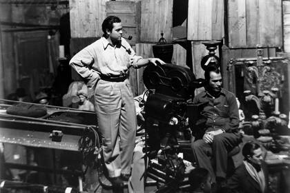 Welles junto a otro de los grandes artistas del film, Gregg Toland, su director de fotografía, creador de los travelings y los juegos con la profundidad de campo que definirían su narración