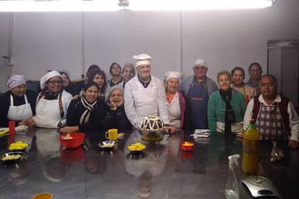 Luis y sus alumnos de pastelería en el festejo de un cumpleaños en el Centro ENOF
