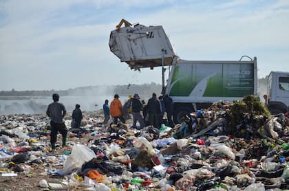 El Volcadero es un basural a cielo abierto donde se tiran 250 toneladas de basura por día. De esos desechos viven, según cifras oficiales, 200 familias. Para las ONG serían 700