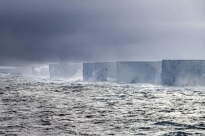 El A23a es enorme: su cima plana, similar a una mesa, se extiende hasta el horizonte.