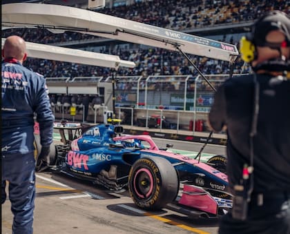 El A526 de Franco Colapinto, en la calle de boxes en Shanghái